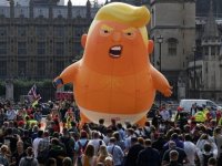 Londra'da Trump'a balonlu protesto