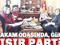 Makam odasında kısır partisi