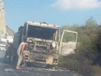 Lefkoşa-Girne yolunda araç yandı