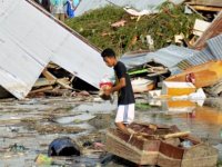 Endonezya'da 7.7 büyüklüğündeki depremin ardından tsunami: En az 30 ölü