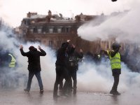 Paris'te 9. hafta: Polise taş atan Sarı Yelekler'e müdahale, 53 gözaltı