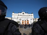 Rüzgarın yönünü hesaba katmayan Bulgar polisi, protestocular yerine kendilerine gaz sıktı