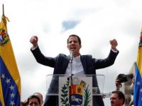 Venezuela'da halk darbe girişiminde bulunan Guaido'nun aracını tekmeledi