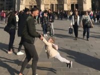 Notre-Dame yangını: Katedral yanmadan önceki fotoğrafta görüntülen ikili sosyal medyada aranıyor