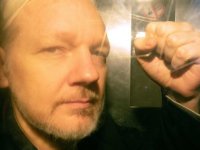 Julian Assange: WikiLeaks'in kurucusu Londra'da 50 hafta hapis cezasına çarptırıldı