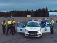 Rus askerler Lada Vesta ile ters drift yaparken takla attı (Video)