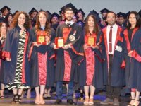 Yakın Doğu Üniversitesi Diş Hekimliği Fakültesi mezunları diplomalarını aldılar