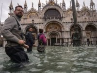 Venedik'te su seviyesi yeniden yükseldi, San Marco Meydanı kapatıldı