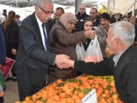 Girne Belediye Başkanı Güngördü, Çarşamba Pazarı esnafı ile vatandaşların yeni yılını kutladı