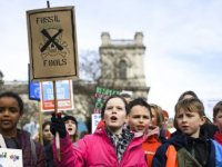 Londra'da hükümetin iklim politikası protesto edildi