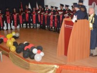 Yakın Doğu Üniversitesi Eczacılık Fakültesi İlaç İle İlgili Tüm Çalışma Alanlarında Çalışmalarını Yürütebilme Donanımına Sahip Yeni Mezunlarını Verdi…