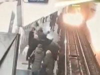 Cep telefonuna bakarken yürüyerek metro raylarına düşen kadın böyle kurtarıldı