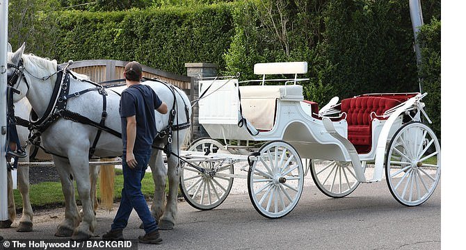 87577989-13655275-preparations_for_jennifer_lopez_55th_birthday_bash_in_the_hampto-m-3_1721519127350.jpg